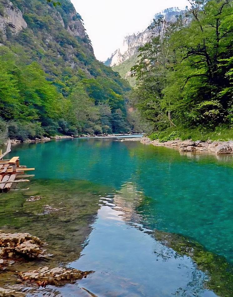 A raft on the turquoise Tara canyon